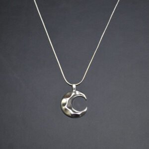 Collar de plata con colgante de luna