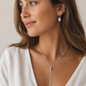 Collar fantasía color plata ajustable con perlas