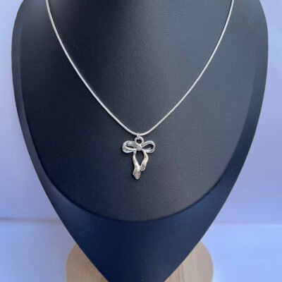 Collar baño de plata con colgante de moño