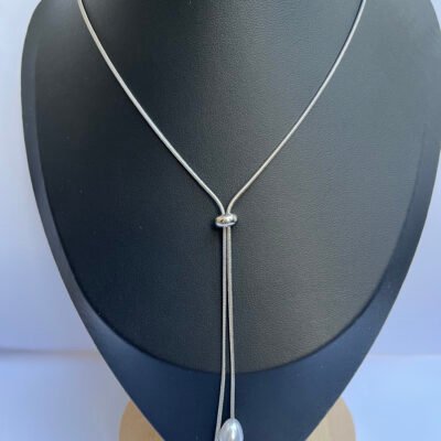 Collar fantasía color plata ajustable con perlas