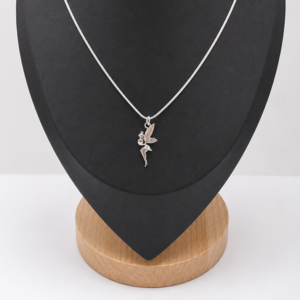 Collar baño de plata con colgante de hada