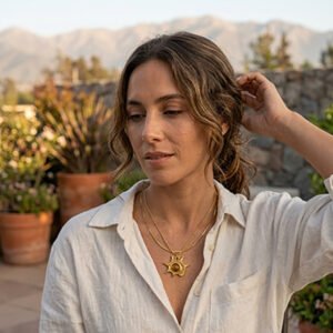 Collar baño de oro con colgante de sol y lágrima